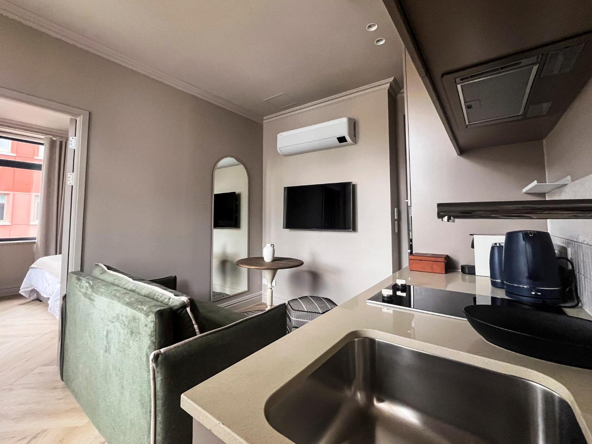 Charles Hope Aparthotel *