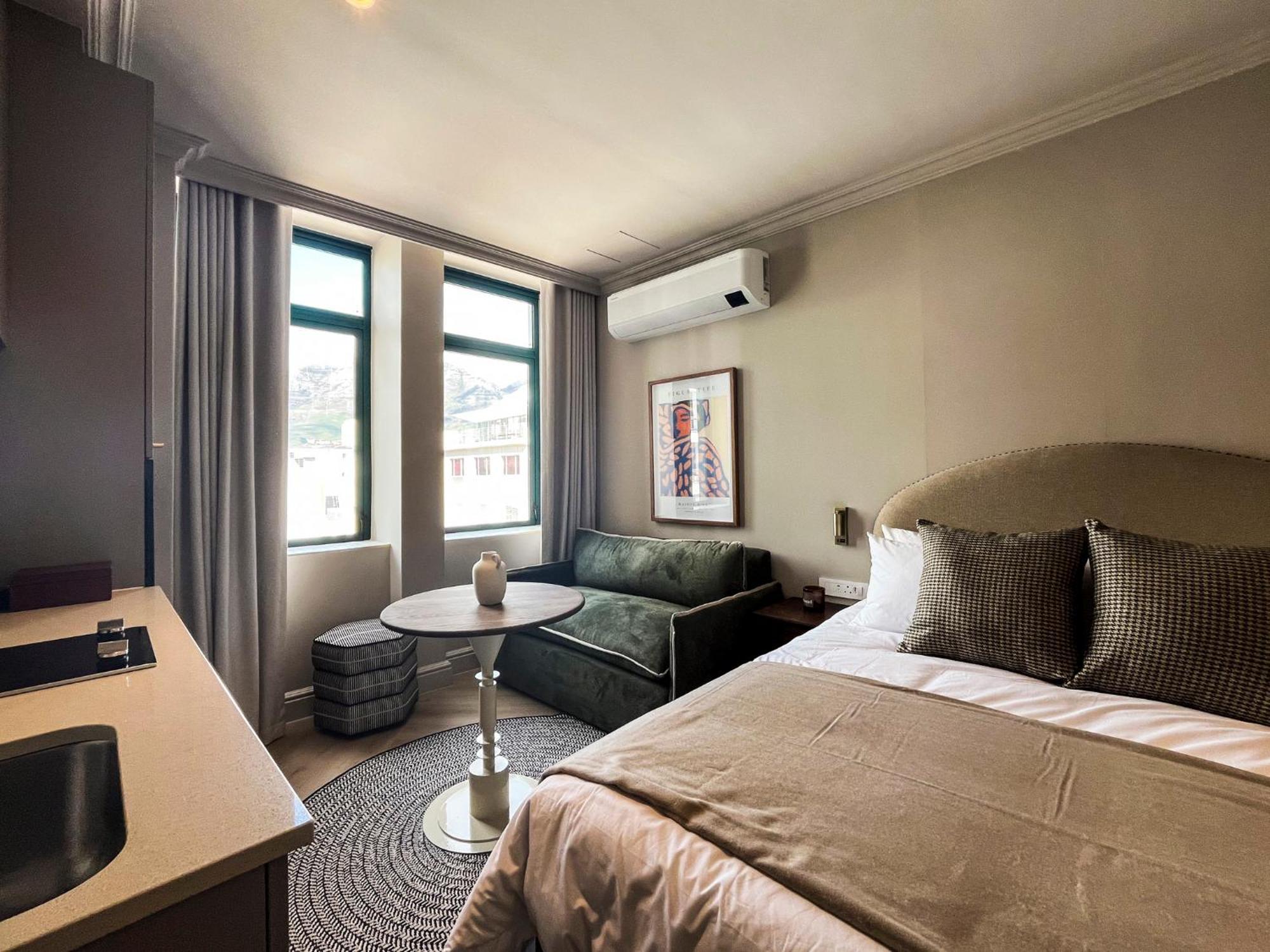 Charles Hope Aparthotel *